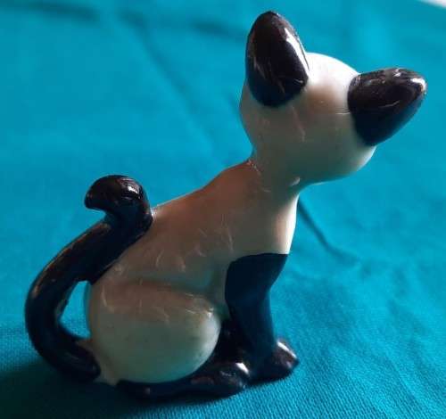 Wade Whimsie hat box series Disney `Si` and `Am` pair of figurines (tiny chip on each)