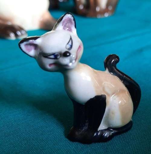 Wade Whimsie hat box series Disney `Si` and `Am` pair of figurines (tiny chip on each)