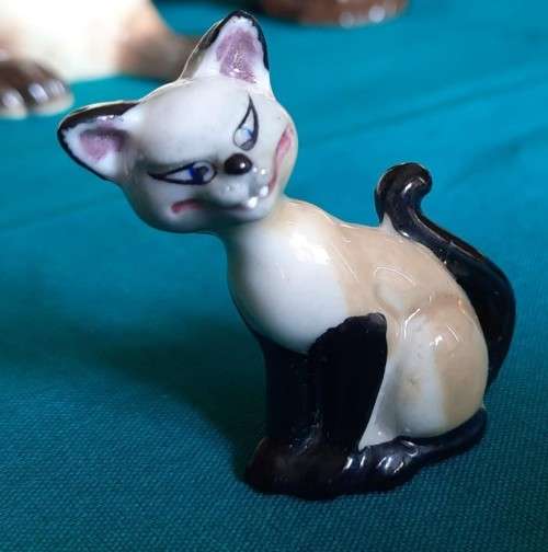 Wade Whimsie hat box series Disney `Si` and `Am` pair of figurines (tiny chip on each)