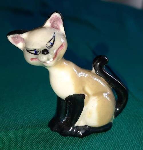 Wade Whimsie hat box series Disney `Si` and `Am` pair of figurines (tiny chip on each)