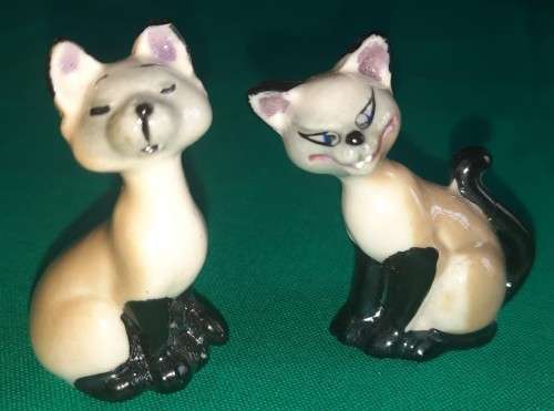 Wade Whimsie hat box series Disney `Si` and `Am` pair of figurines (tiny chip on each)