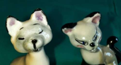 Wade Whimsie hat box series Disney `Si` and `Am` pair of figurines (tiny chip on each)