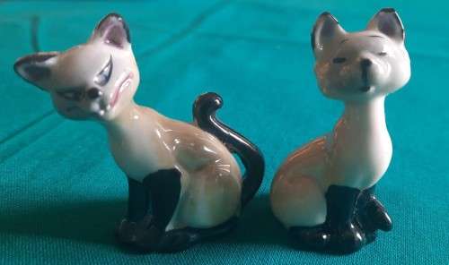 Wade Whimsie hat box series Disney `Si` and `Am` pair of figurines (tiny chip on each)