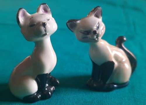 Wade Whimsie hat box series Disney `Si` and `Am` pair of figurines (tiny chip on each)