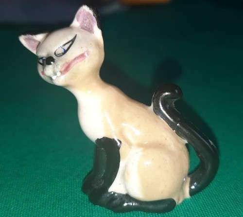 Wade Whimsie hat box series Disney `Si` and `Am` pair of figurines (tiny chip on each)