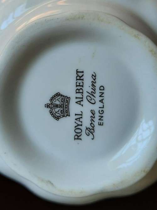 Delightful Royal Albert Marguerite cream and sugar with blue daisies.