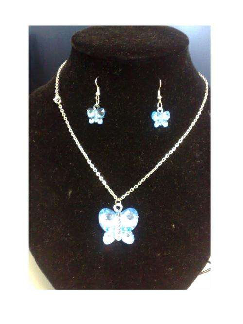CRAZZZY R1 AUCTION- STUNNING DIAMANTE BUTTERFLY NECKLACE AND EARRING SET