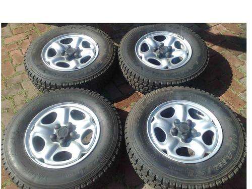 SET OF 4 LANDROVER TYRES WITH RIM - TYRE SIZE - 195 / 80 / R15