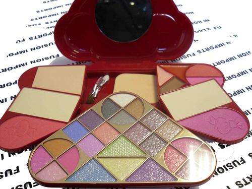 AUCTION TIME - 37 PC MAKE UP KIT