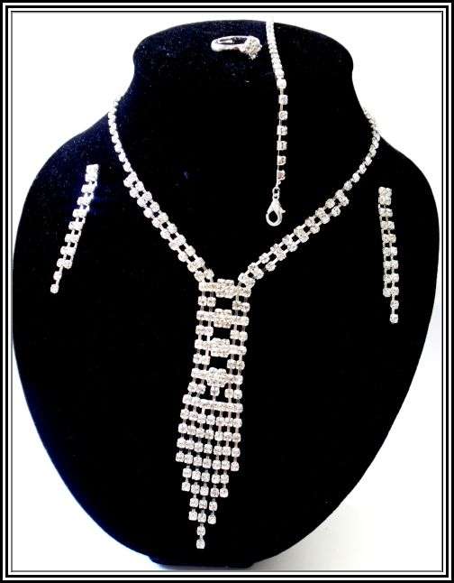 A delight for the eyes!!! Shimmering Diamante Necklace, Earrings, Handchain & Ring Set