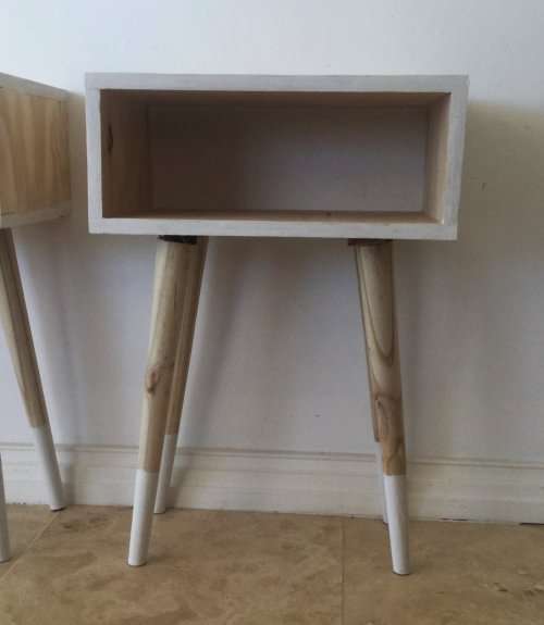 WOODEN WHITE TIPPED RUSTIC RETRO SIDE TABLE!