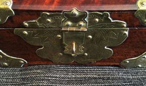 STUNNING VINTAGE SOLID WOOD JELEWRY BOX WITH BRASS DETAILING!!