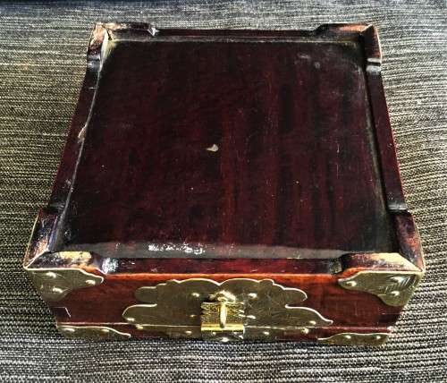 STUNNING VINTAGE SOLID WOOD JELEWRY BOX WITH BRASS DETAILING!!