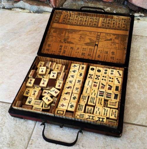 VINTAGE STUNNING CHINESE MAHJONG SET!