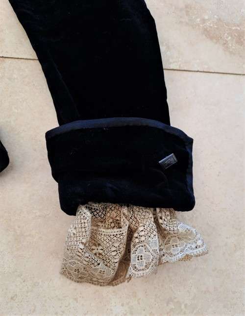 ANTIQUE SCOTTISH CHILD`S KILT, SOLID SILVER MEDAL + ACCESSORIES!