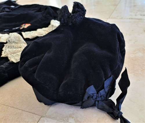 ANTIQUE SCOTTISH CHILD`S KILT, SOLID SILVER MEDAL + ACCESSORIES!