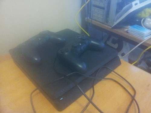 Play Station 4 500GB with 2 dual shock controllers (+- 5 months old)
