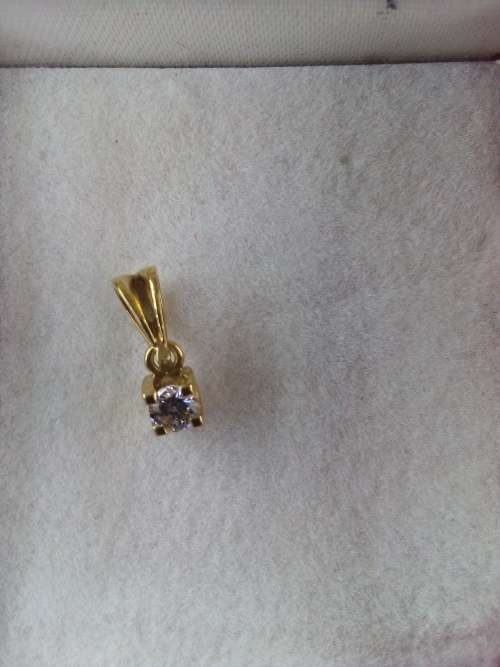 Stunning 18ct Yellow Gold Diamond Pendant Brand New 10pt Stone Not Graded
