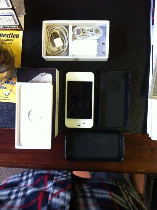 I PHONE 4 16GIG EXCELLENT CONDITION WITH ALL ATTACHMENTS & 2x protective cases.
