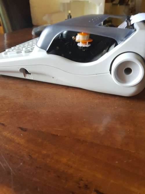 Brother handy typewriter uses batteries or electricity