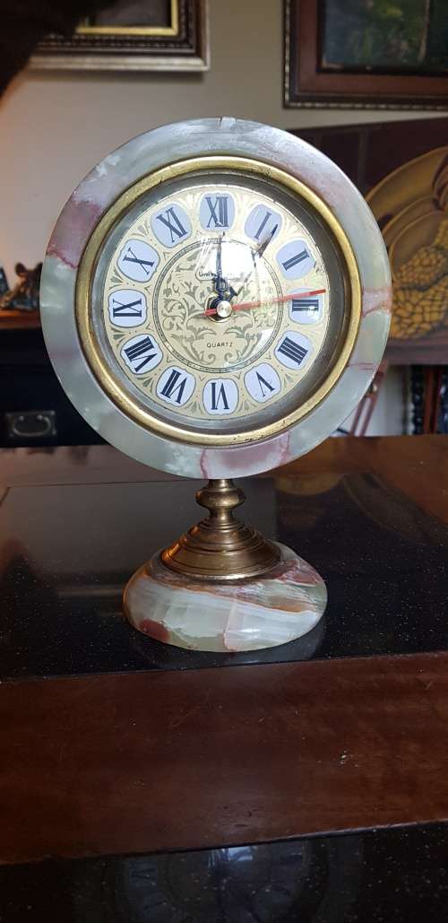 Stunning Vintage Universal Sun Quartz mantel Clock. Battery operated