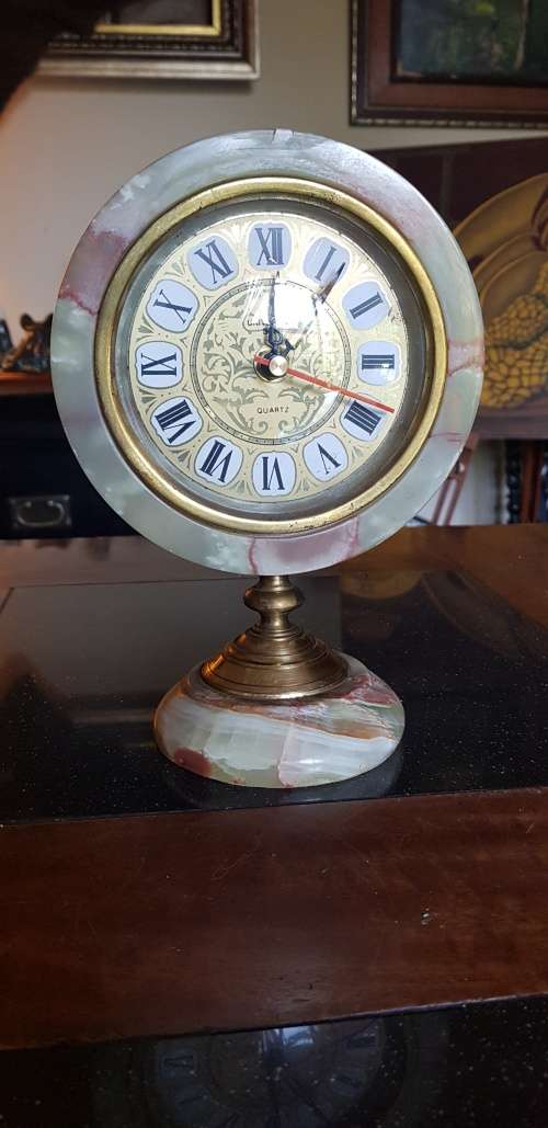 Stunning Vintage Universal Sun Quartz mantel Clock. Battery operated