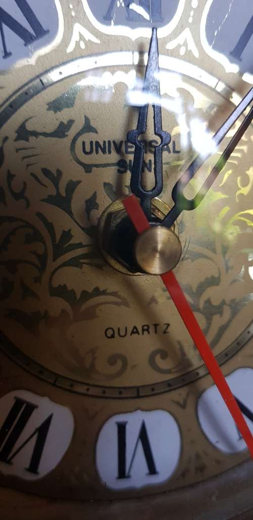 Stunning Vintage Universal Sun Quartz mantel Clock. Battery operated