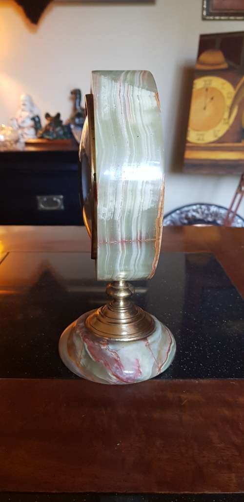 Stunning Vintage Universal Sun Quartz mantel Clock. Battery operated