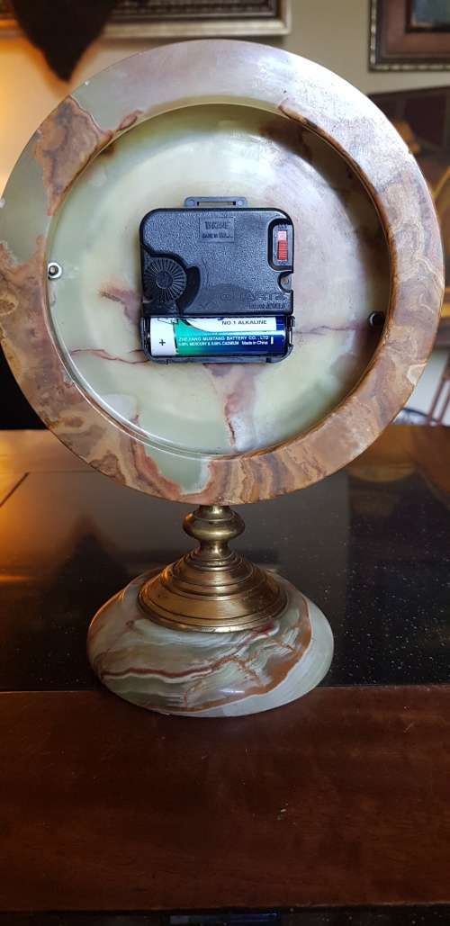 Stunning Vintage Universal Sun Quartz mantel Clock. Battery operated