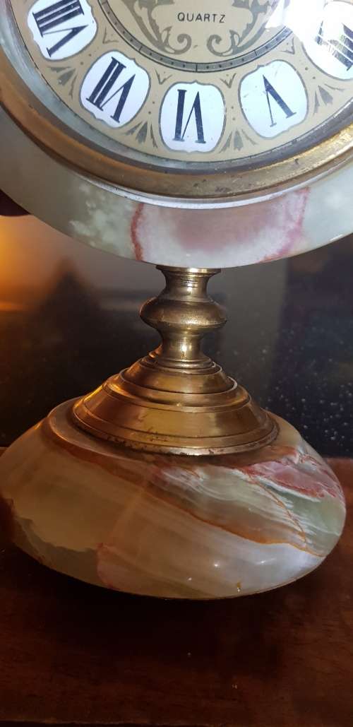 Stunning Vintage Universal Sun Quartz mantel Clock. Battery operated