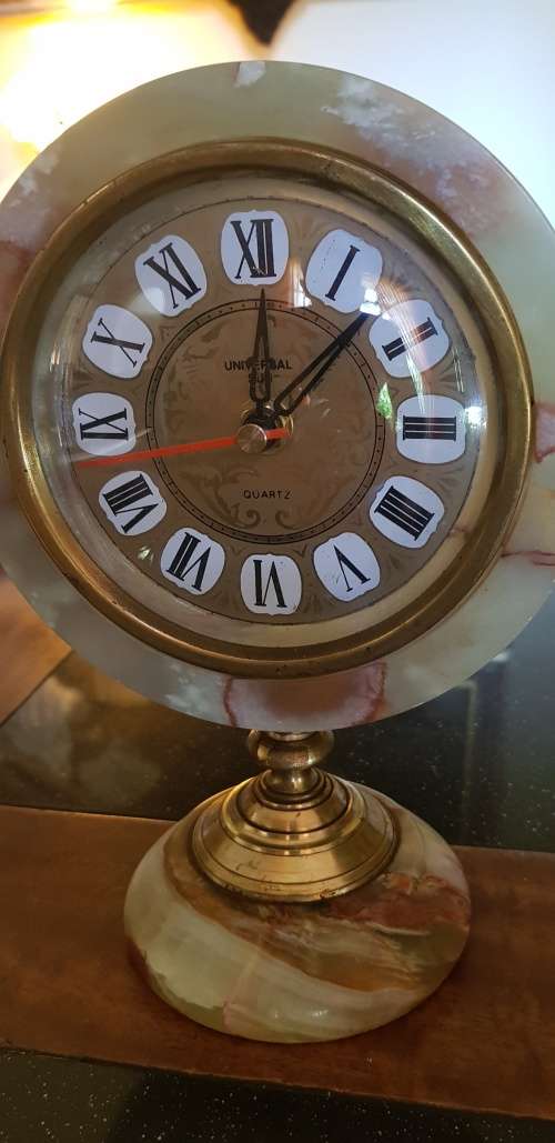 Stunning Vintage Universal Sun Quartz mantel Clock. Battery operated