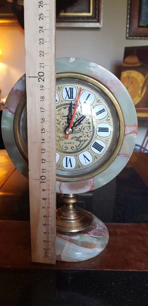 Stunning Vintage Universal Sun Quartz mantel Clock. Battery operated