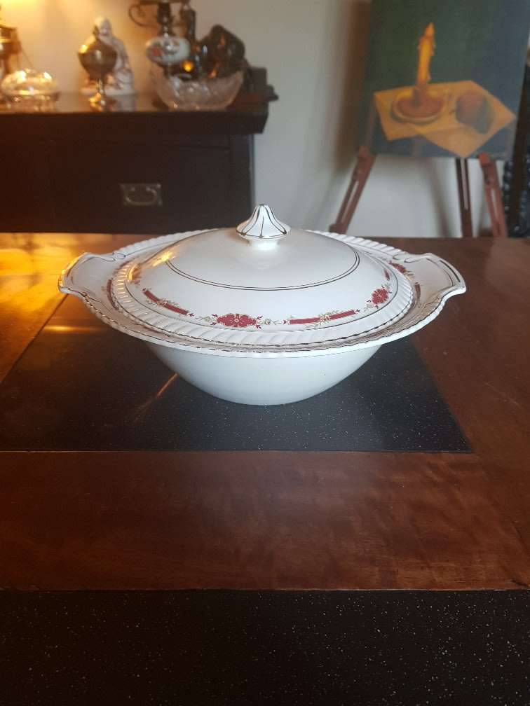 Old English Johnson Bros Lidded Soup Tureen