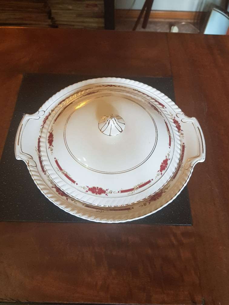 Old English Johnson Bros Lidded Soup Tureen