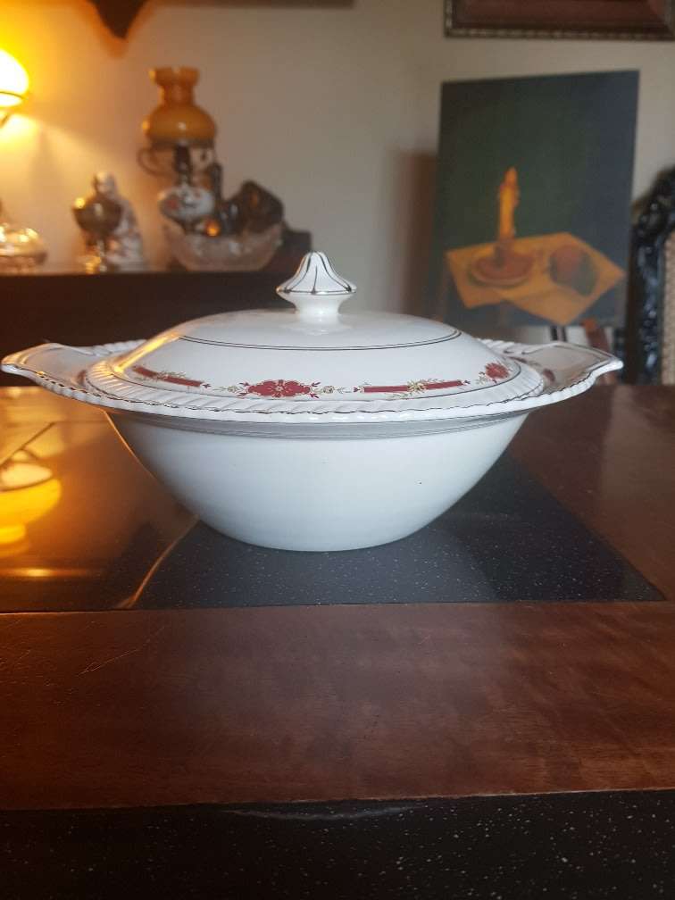 Old English Johnson Bros Lidded Soup Tureen