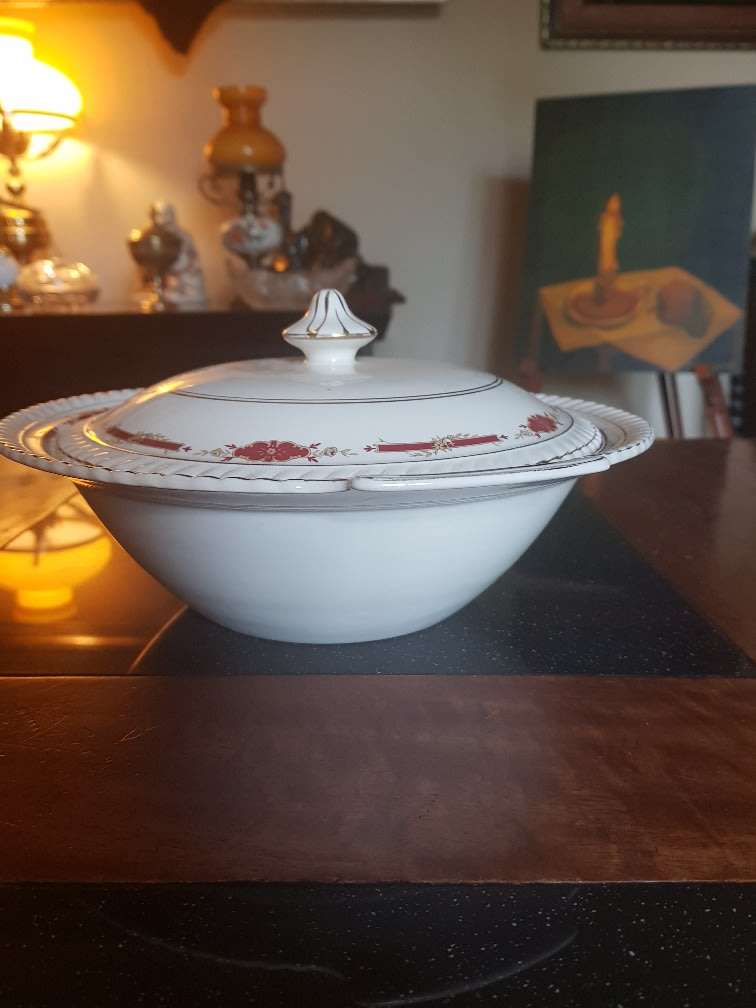 Old English Johnson Bros Lidded Soup Tureen