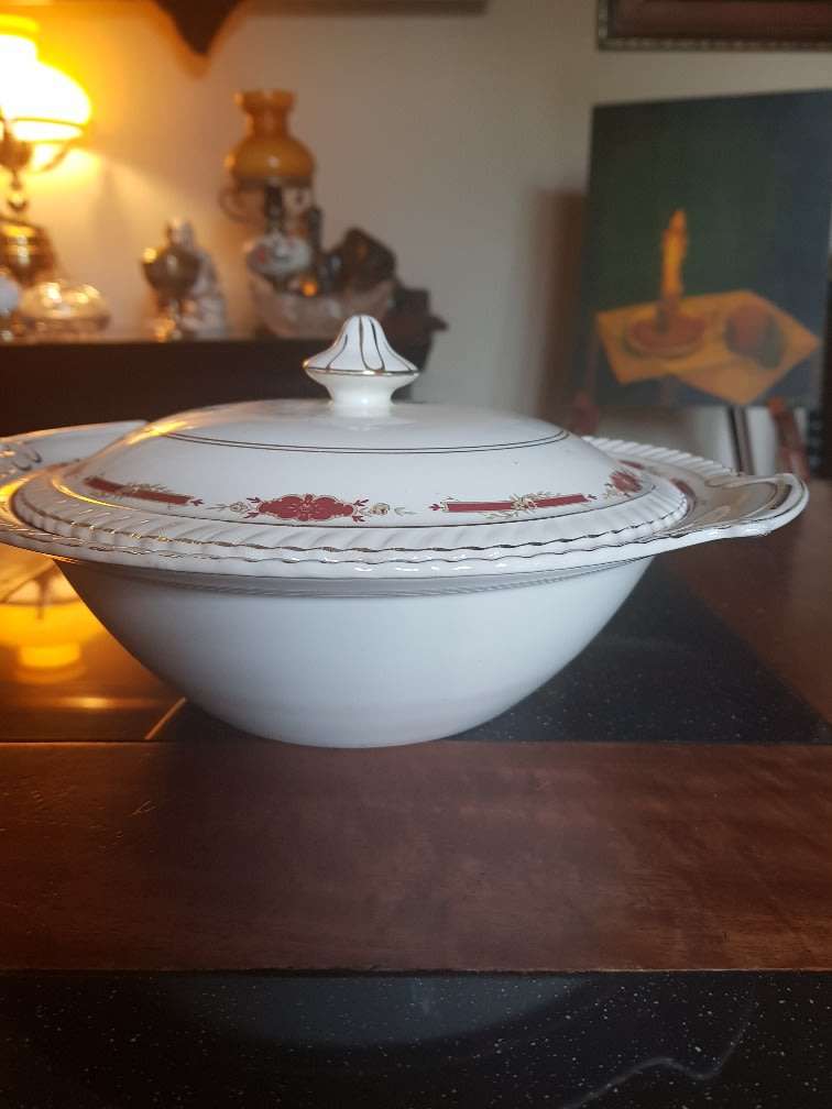 Old English Johnson Bros Lidded Soup Tureen