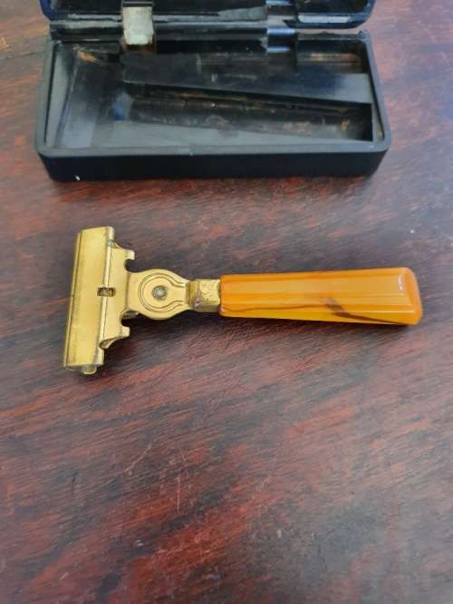 FREE SHIPPING!!!  Vintage Schick Injector Razor Plus Bakelite Container.