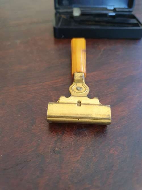 FREE SHIPPING!!!  Vintage Schick Injector Razor Plus Bakelite Container.