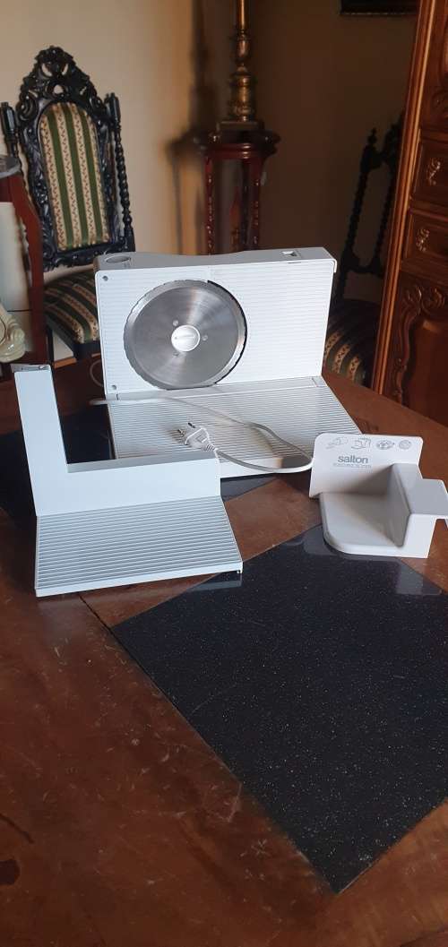 Beautiful All White Salton Electric Slicer