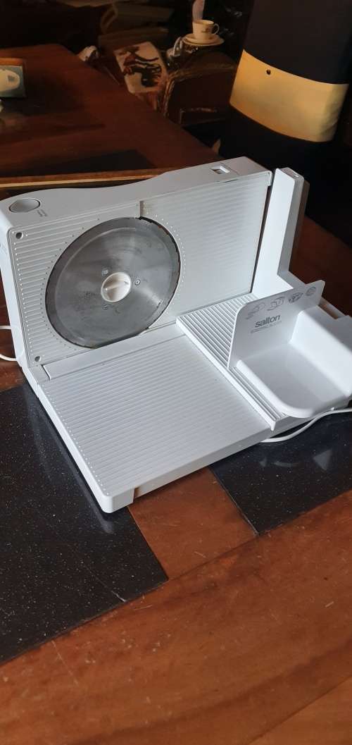 Beautiful All White Salton Electric Slicer