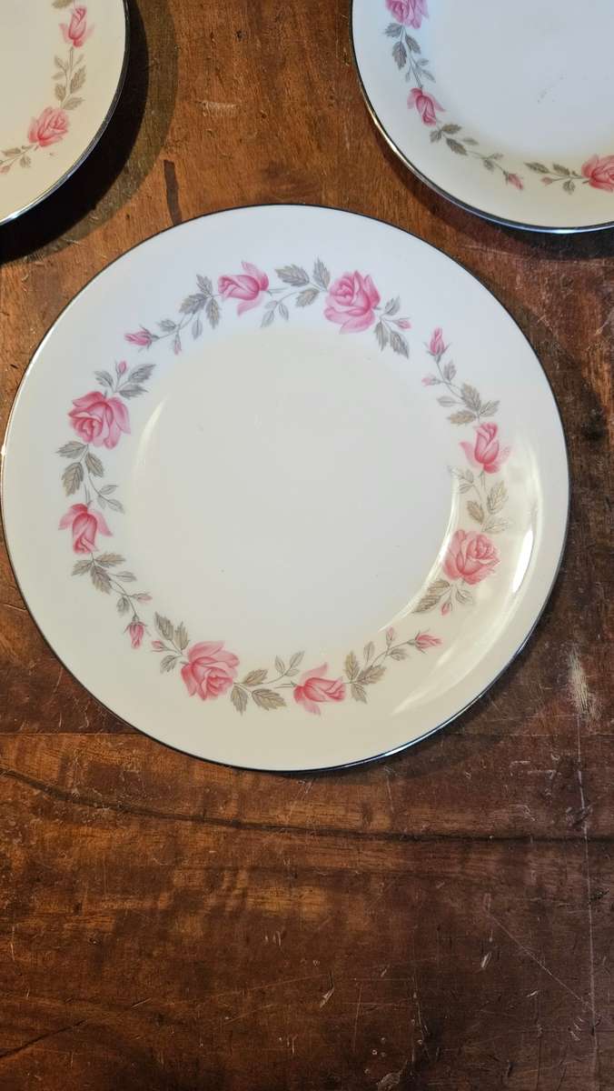 Noritake Carmin 5 Place Dinner Setting