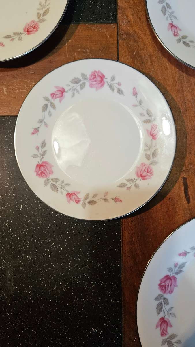 Noritake Carmin 5 Place Dinner Setting