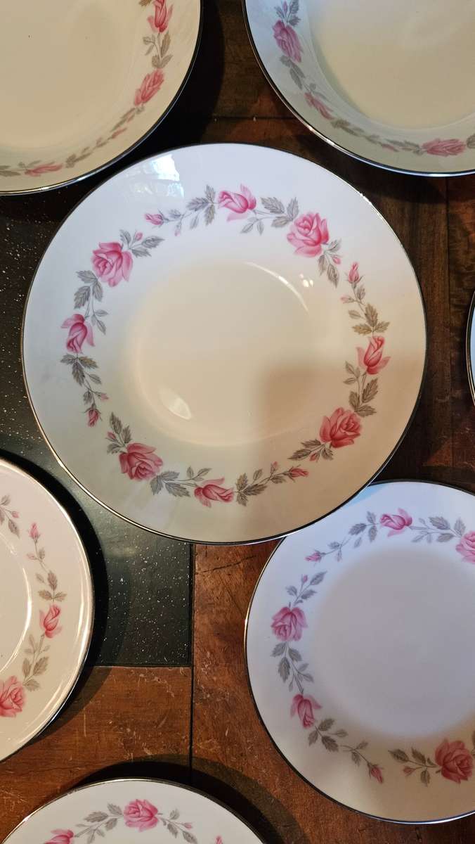 Noritake Carmin 5 Place Dinner Setting