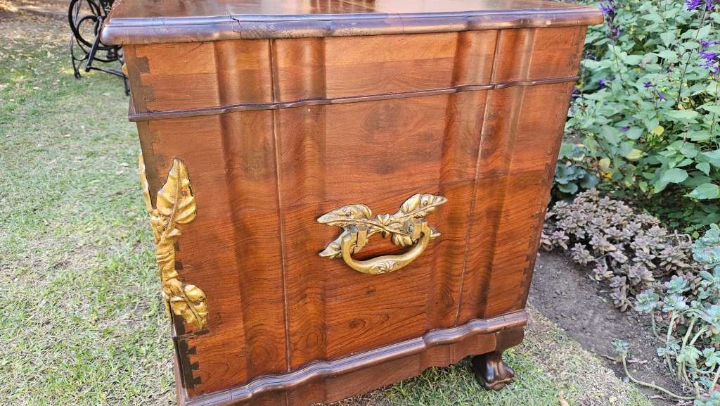 Imbuia Ball & Claw Linen Kist