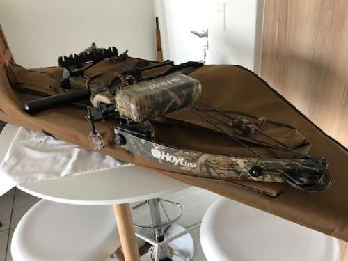 2 x Compound bows (Hoyt & PSE) and accessories