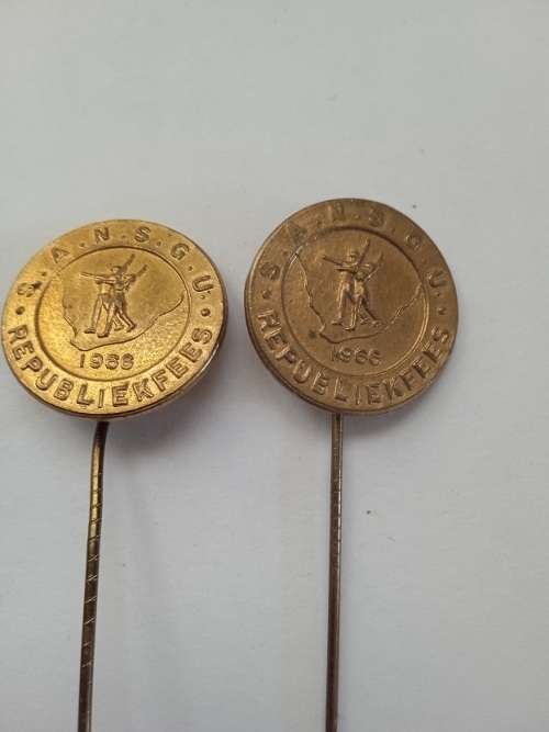 2 x SANGSU Republiekfees 1966 pin badges