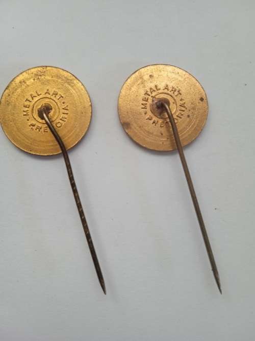 2 x SANGSU Republiekfees 1966 pin badges