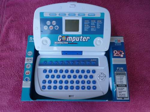 KIDS COMPUTER , ALPHABET , MUSIC , GAME , MATH & WORDS , AGE 5 PLUS REQUIRES 3 AAA BATTERIES