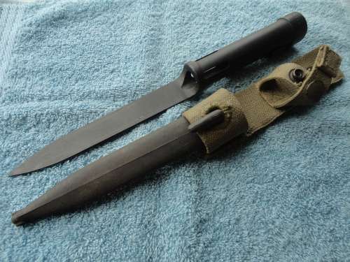 R1 BAYONET COMPLETE WITH PLASTIC SCABBARD & FROG - GOOD CONDITION